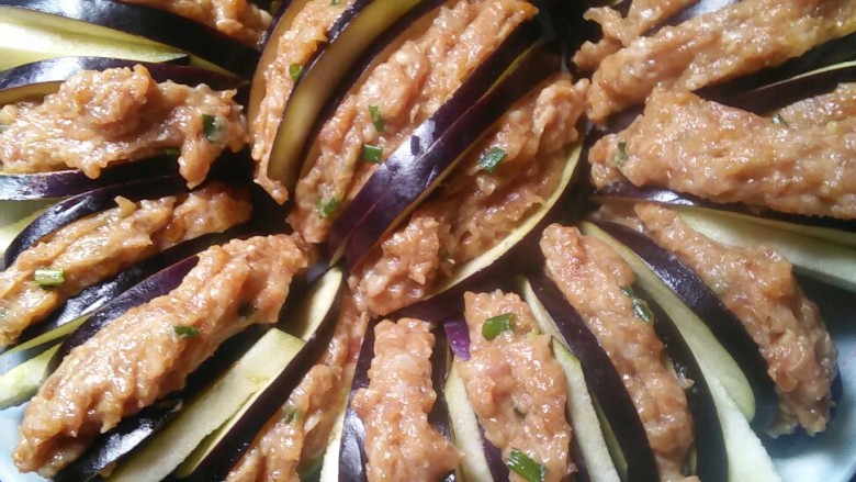 健康茄夹龙,茄夹酿上肉沬，摆盘，多余的茄片可以防隔花摆在茄盒之间