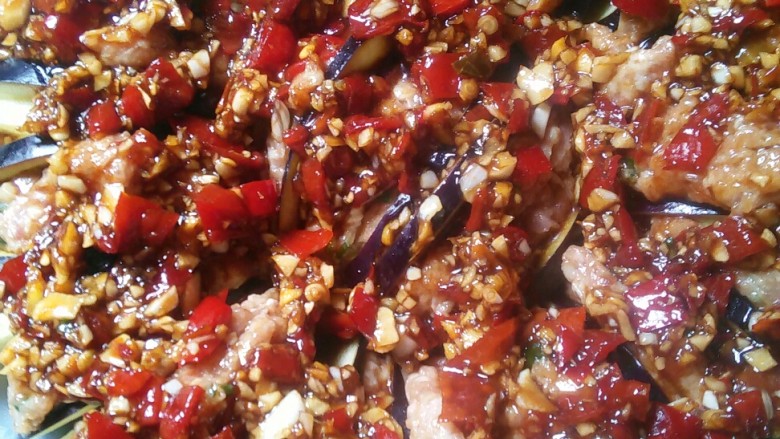 健康茄夹龙,在小碗里放入蚝油，生抽，糖，<a style='color:red;display:inline-block;' href='/shicai/ 3738'>芝麻油</a>，<a style='color:red;display:inline-block;' href='/shicai/ 762'>老抽</a>，剁椒，姜蒜末调匀，将调好的汁均匀的淋在茄子上。开水蒸10分钟