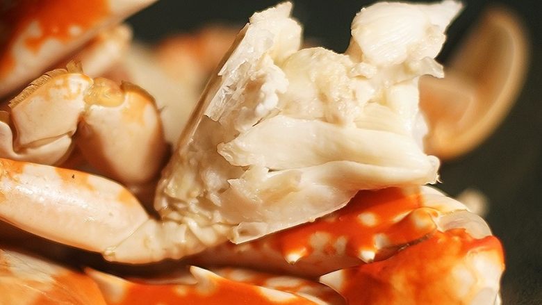红花蟹,花雕蒸,冻起来吃。,呐,看这个肉,鲜甜,微微酒香。直接吃,蘸汤汁吃都很好。有些讲究的朋友会用细致的切法,不破坏肉质又容易吃。Well,我是直接啃的,我不会切。