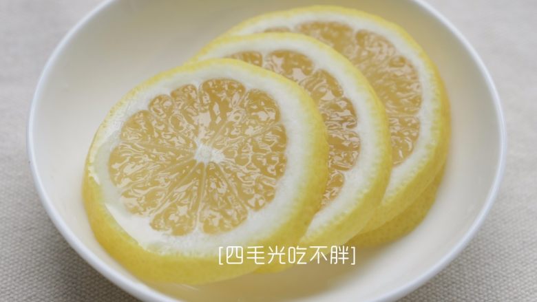 柠檬鳕鱼,<a style='color:red;display:inline-block;' href='/shicai/ 595'>柠檬</a>洗净切片;