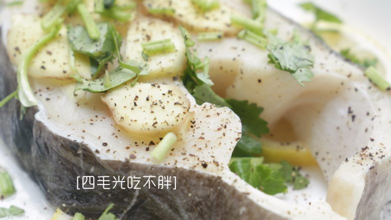 柠檬鳕鱼,<a style='color:red;display:inline-block;' href='/shicai/ 351'>鳕鱼</a>清洗干净,去骨取鱼块,把新鲜的柠檬汁浇在鱼块的两面,加入姜片、香菜末、盐、胡椒粉放冰箱保鲜层腌制1个小时;