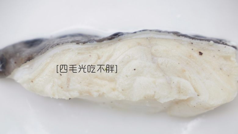 柠檬鳕鱼,将腌好的鱼块去掉腌制物,分成小块,以便受热更快更均匀,也方便食用。(也可以不分,看个人习惯。)