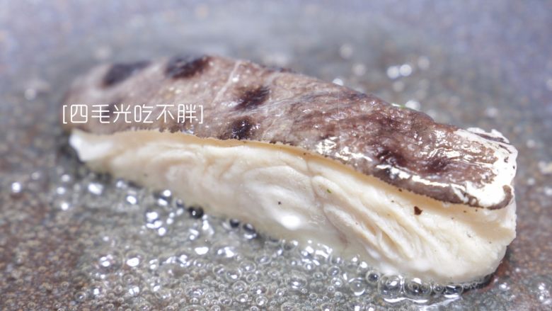 柠檬鳕鱼,热油,小火,先煎鱼皮那面,微焦换另外一面煎,煎时撒些许胡椒粉;