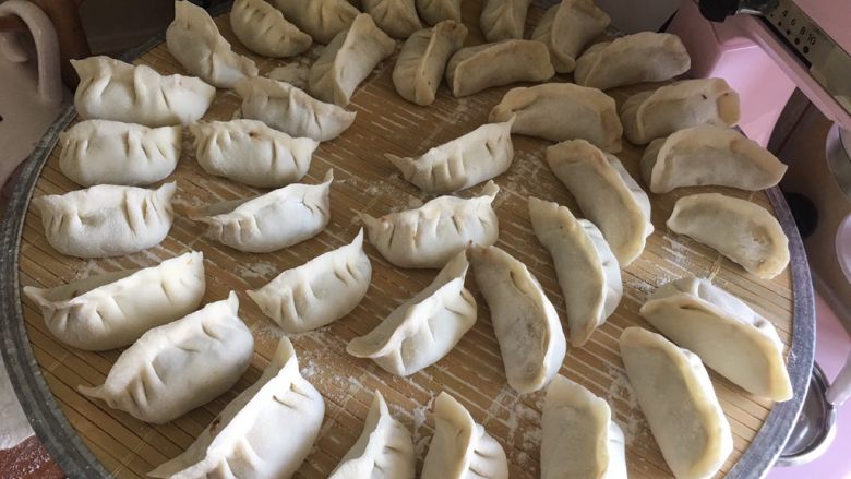 入伏饺子(茄子馅儿),包好后 用大锅煮一锅水 煮开后放饺子 盖盖子 漂起来后 煮个2-3分钟就好 如果小锅 就要多添水 多煮一会儿