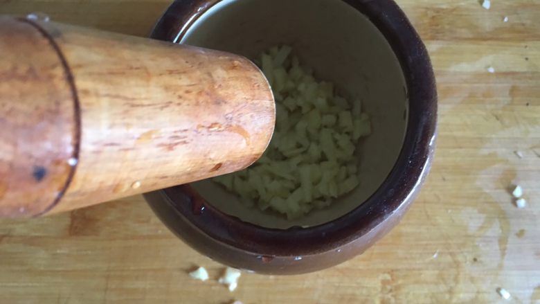 入伏饺子(茄子馅儿),放入杵内 捣成姜蓉