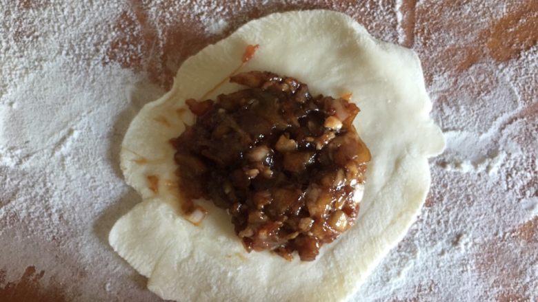 入伏饺子(茄子馅儿),放上馅儿