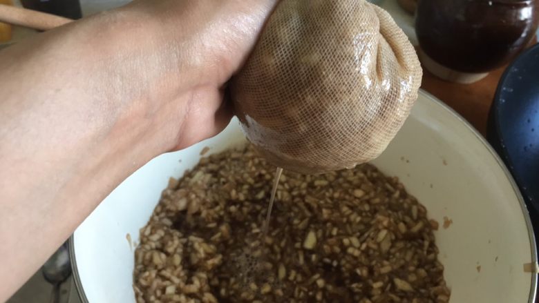 入伏饺子(茄子馅儿),收口攥紧 对 就是要把水都挤出来