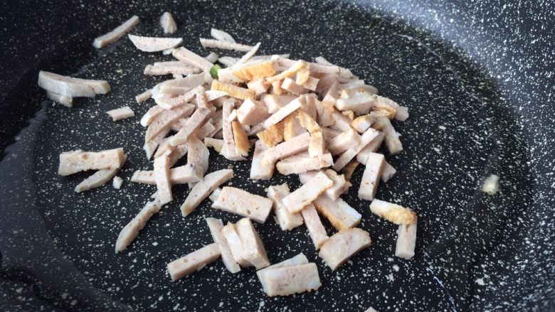 河粉披萨,然后不粘锅用中火烧热倒入适量的花生油烧热,再放入猪肉丸跟肉卷炒1-2分钟左右。
