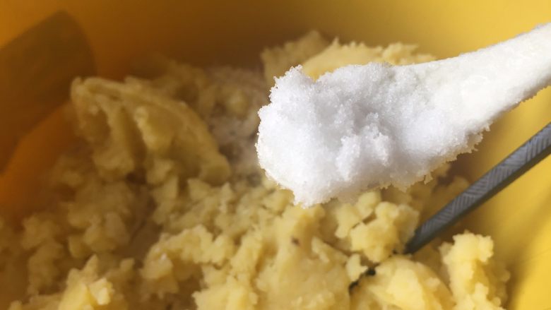 让你欲罢不能的欢乐土豆球,加入一小勺的盐;