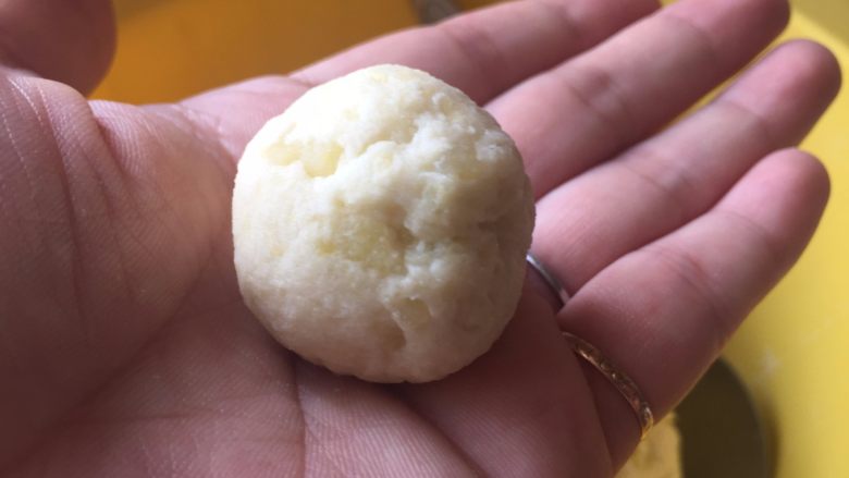 让你欲罢不能的欢乐土豆球,取小剂子,分别揉成一个小球的形状;