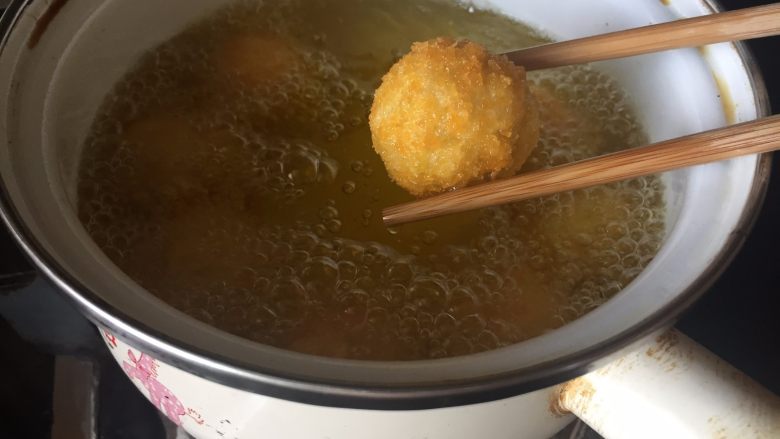 让你欲罢不能的欢乐土豆球,小火,慢慢炸至金黄;
