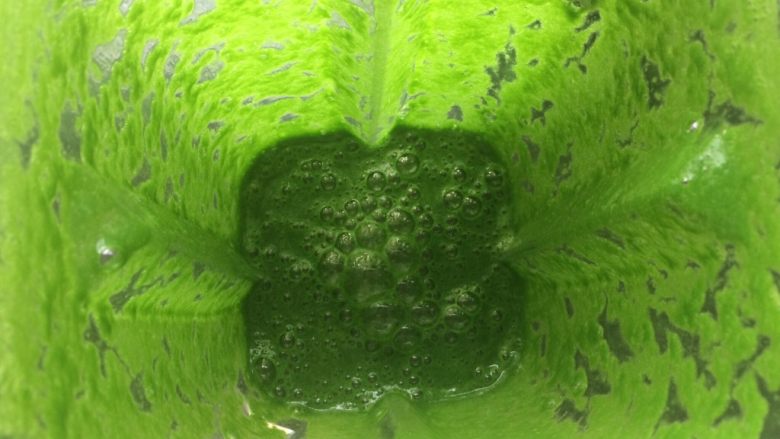 菠菜肉松小贝蛋糕,煮好的菠菜放入料理机中,加入30ml水搅打成<a style='color:red;display:inline-block;' href='/shicai/ 84355'>菠菜泥</a>。