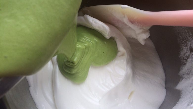 菠菜肉松小贝蛋糕,再把面糊倒入剩余的蛋白霜中,用切拌的手法或上下搅拌的手法混合均匀。