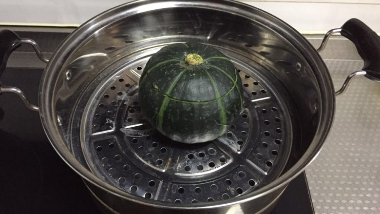 红豆糯米南瓜盅,入预热好的蒸锅,开锅转小火蒸50分钟