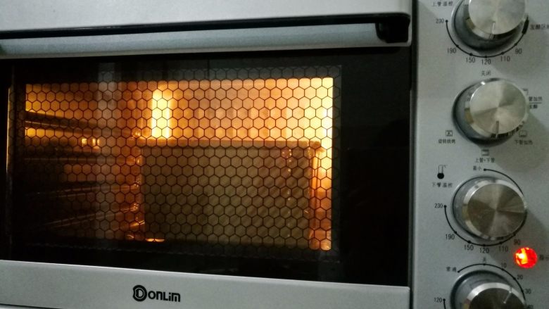 吞拿鱼牛油果番茄三文治,烤箱预热150度,放入吐司盒烘烤35分钟。