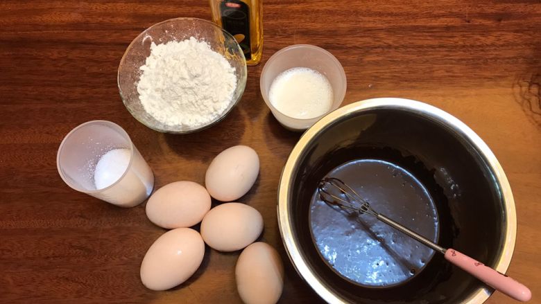 童趣美味《花花牛戚风蛋糕》【蛋糕】,可可糊搅拌均匀后备用,其他食材称重备用!(可可糊=<a style='color:red;display:inline-block;' href='/shicai/ 920'>可可粉</a>+热水+糖)