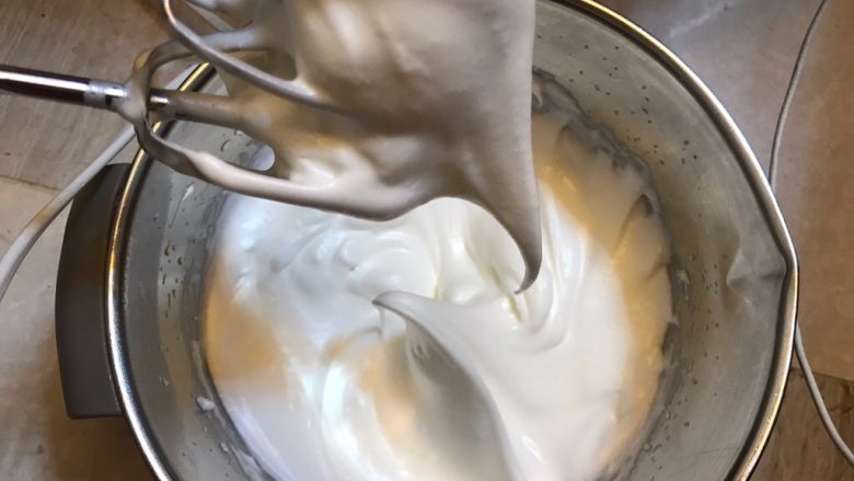 童趣美味《花花牛戚风蛋糕》【蛋糕】,打发到9分,就可以了!具体参考图片