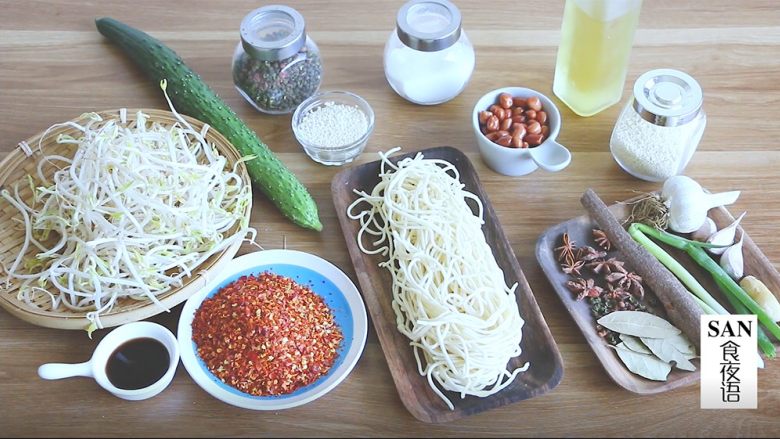 油泼辣子+川味凉面,将所需食材准备就绪