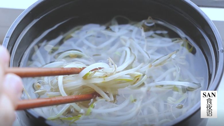 油泼辣子+川味凉面,都豆芽焯水后放冷水