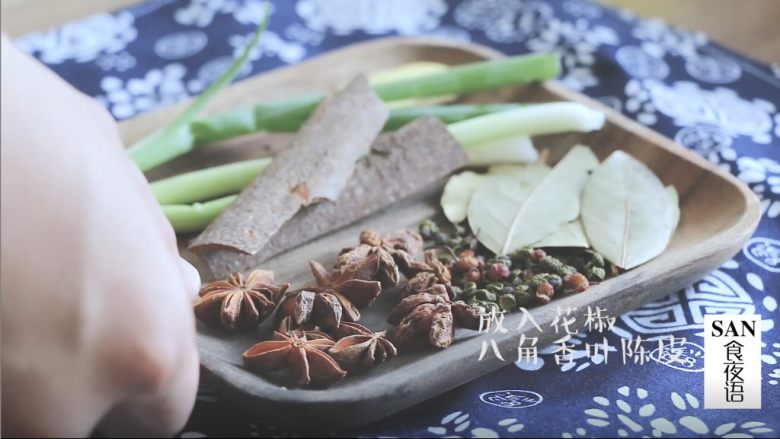 油泼辣子+川味凉面,将做油泼辣子的香料准备好，葱切段，姜切片