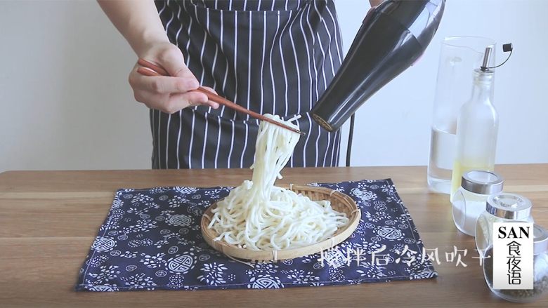 油泼辣子+川味凉面,煮好的面放入香油，搅拌均匀后，风扇吹半个小时，没有风扇的我用吹风机