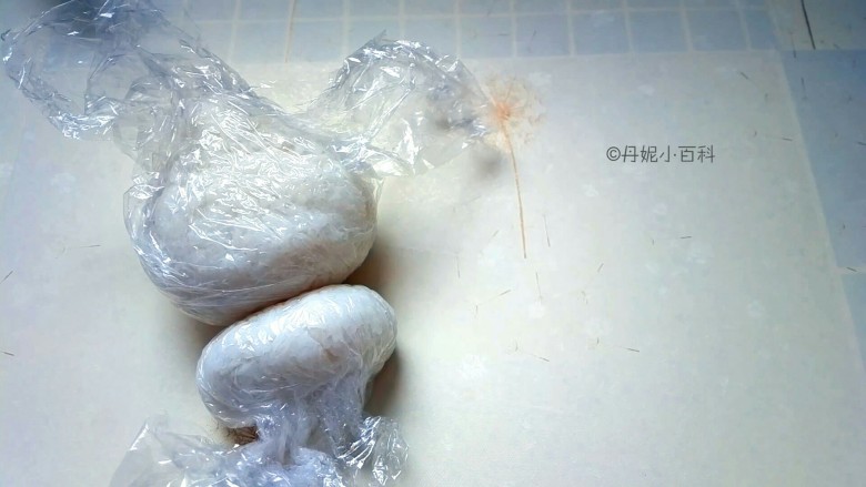 魔法小兔便当,再取一小团米饭捏成椭球形,当小兔子的身体。饭团捏好后继续用保鲜膜包好保湿。
