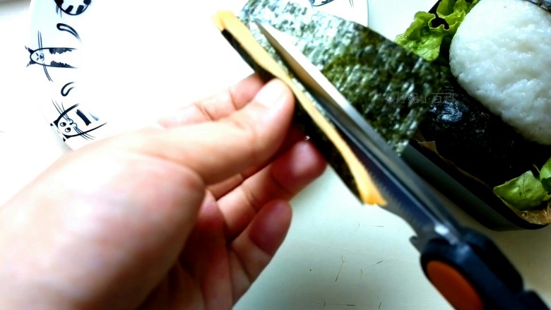 魔法小兔便当,包裹海苔,剪去多余部分