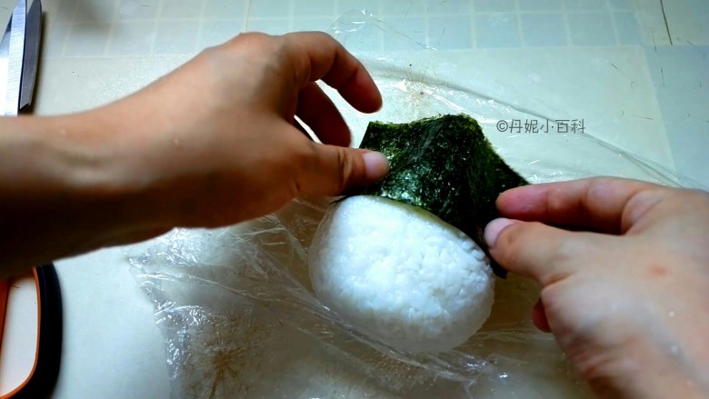 魔法小兔便当,将另一片长方形的海苔包裹在头上,做成尖尖的魔法帽。