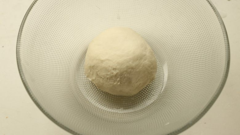 十香菜培根披萨,揉好的面团放入容器,盖保鲜膜开始发酵,现在天热,室温即可。