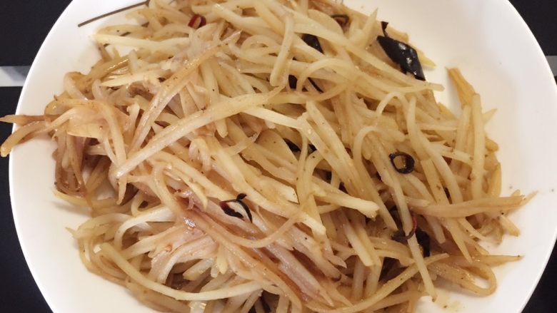 蒸饼卷菜,热锅凉油放蒜和辣椒丝炒香,倒入土豆丝加醋,盐,白糖,耗油,盐,花椒粉,出锅后放鸡精