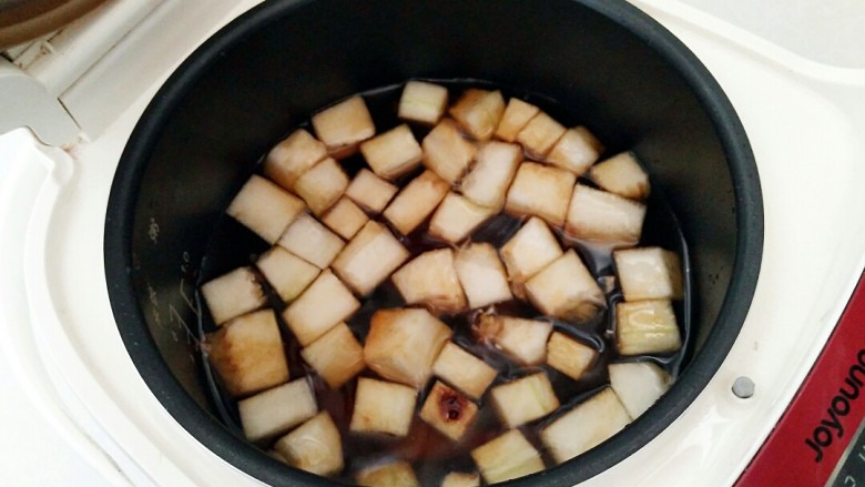 生姜冬瓜饮,内胆放进电饭煲,开启煲汤功能,煲半个小时。