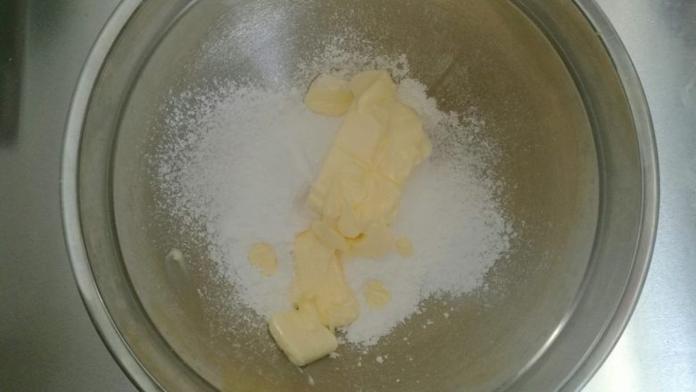 酥皮樱桃纸杯蛋糕,黄油室温软化,加入糖粉和盐,用电动打蛋器搅打至颜色发白,体积变大