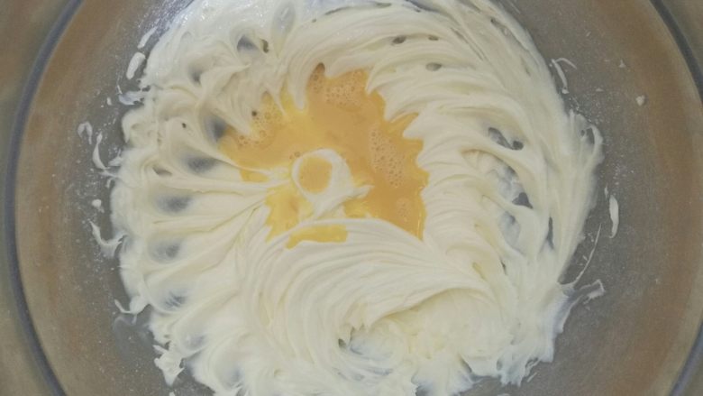 酥皮樱桃纸杯蛋糕,分次加入室温蛋液,每次加少量,打发均匀了再加下一次,这样不容易油水分离