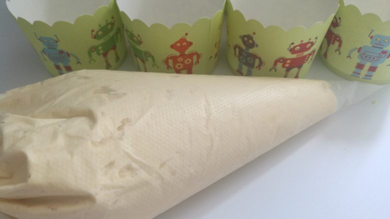 酥皮樱桃纸杯蛋糕,面糊装入裱花袋