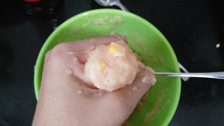 酸甜番茄≈玉米鸡肉丸≈,锅内烧水,水开后,调成最小火,把鸡蓉用手抓出丸子的形状,用勺子挖出来