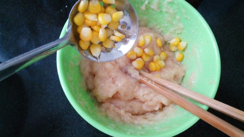 酸甜番茄≈玉米鸡肉丸≈,捞出<a style='color:red;display:inline-block;' href='/shicai/ 4802'>玉米粒</a>,加入到鸡蓉中