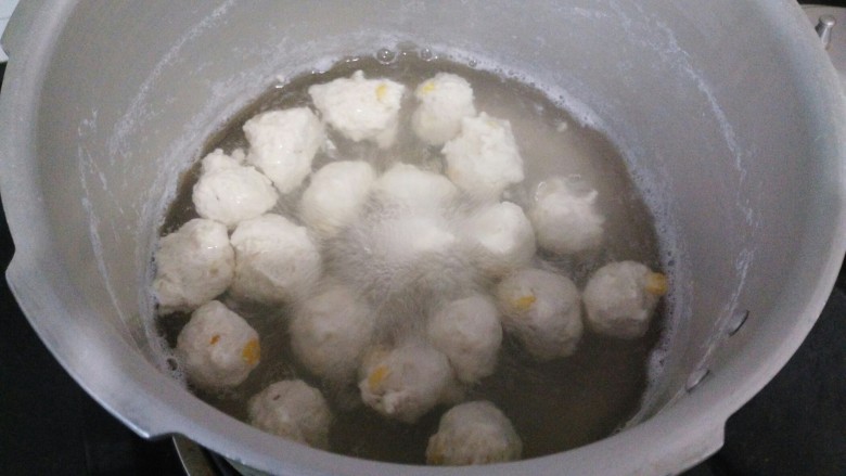 酸甜番茄≈玉米鸡肉丸≈,下入锅内,丸子的大小都要差不多,这样容易控制煮的时间,等所有丸子都下锅后,调大火。把丸子煮至全部浮起来就可以了