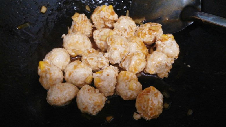 酸甜番茄≈玉米鸡肉丸≈,接着倒入鸡肉丸,让他们翻滚一下,全都包裹上酱汁