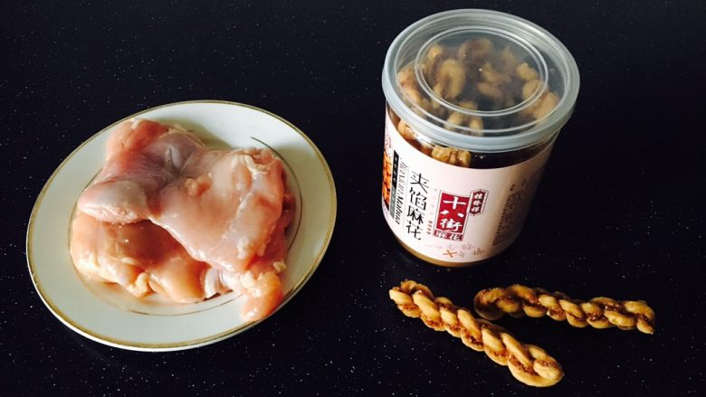 私房创意菜 麻花鸡柳,主要食材:小麻花
去皮去骨鸡腿肉