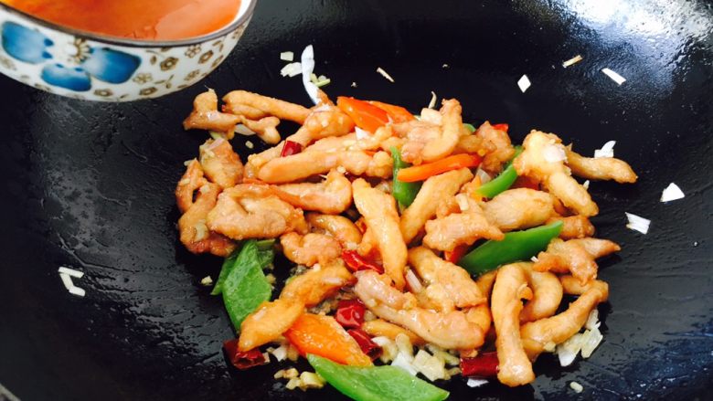 私房创意菜 麻花鸡柳,倒入碗汁,迅速翻炒均匀。