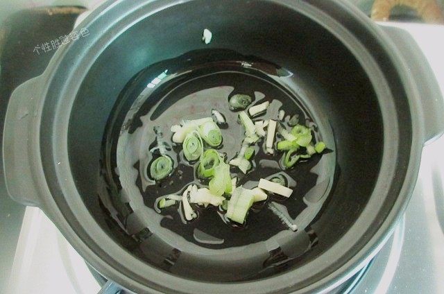 肉沫茄子煲,砂锅里抹一层油,放入葱花蒜末垫底