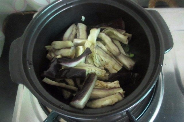 肉沫茄子煲,把蒸好的茄子拿出放砂锅中,盖上盖子小火煨