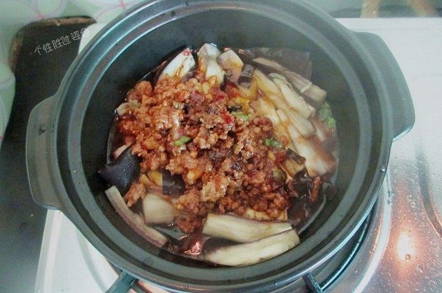 肉沫茄子煲,把炒熟的肉馅倒入茄子砂锅里,用筷子搅拌一下,然后中小火煲3分钟即可