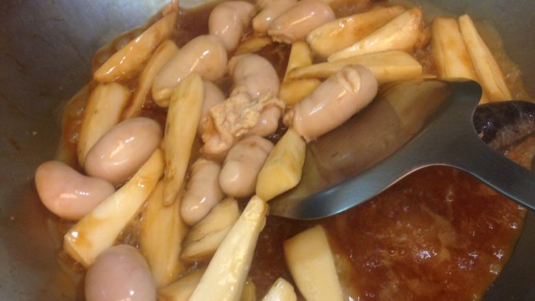 紅燒雞弗佐杏鮑菇,為了油亮光澤,以油膏代替醬油