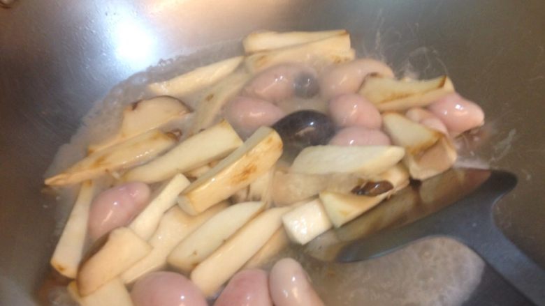 紅燒雞弗佐杏鮑菇,杏鮑菇軟化後放入雞弗,加半杯水,加入少許<a style='color:red;display:inline-block;' href='/shicai/ 4367'>米酒</a>去腥