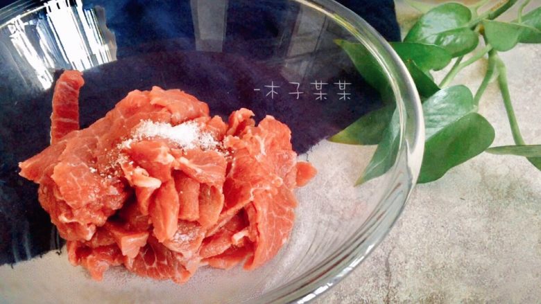 铁板孜然牛肉,牛肉切片,加入盐