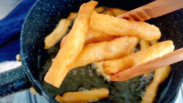 铁板孜然牛肉,待油温升至八成热,再次下入油锅,炸制酥脆捞出
