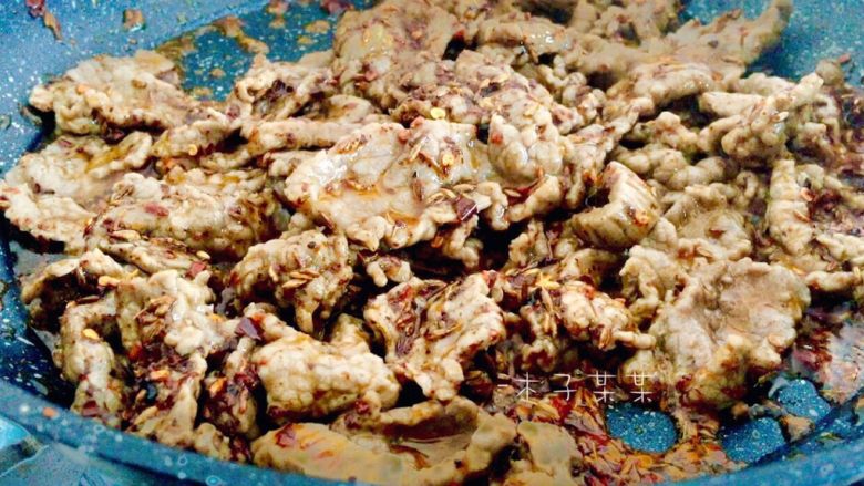 铁板孜然牛肉,放入滑好的牛肉片,翻炒均匀