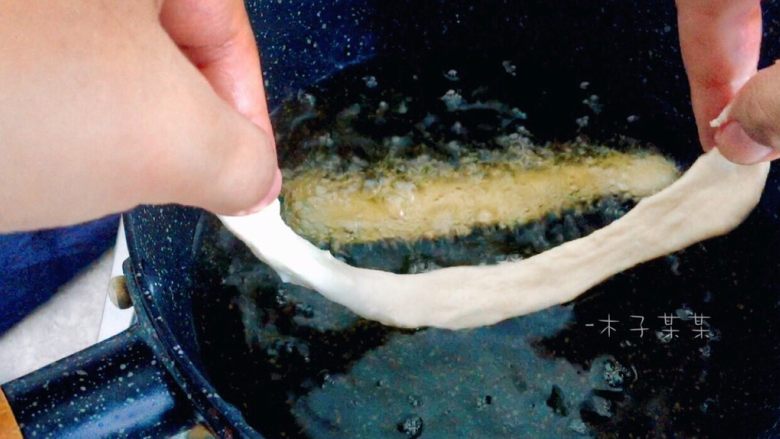 铁板孜然牛肉,发好的小面团,将面扯成长条状,下油锅,炸成小油条!