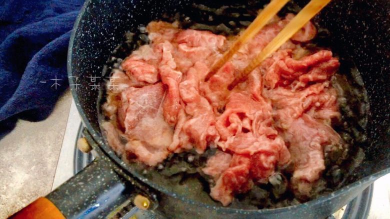 铁板孜然牛肉,待炸油条的油温降至五六成热时,将腌制好的牛肉下入,快速滑熟捞出
